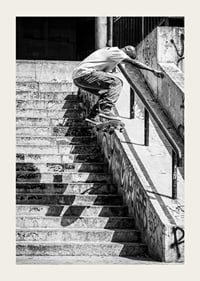 Svartvit poster med ett fotografi på en skateboardåkare som hoppar nerför en trappa-3