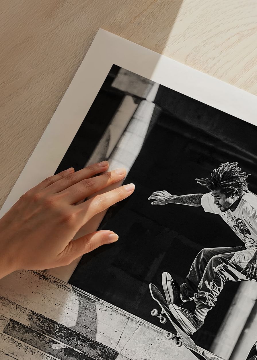 Čiernobiely plagát s fotografiou skateboardistu skákajúceho zo schodov-12