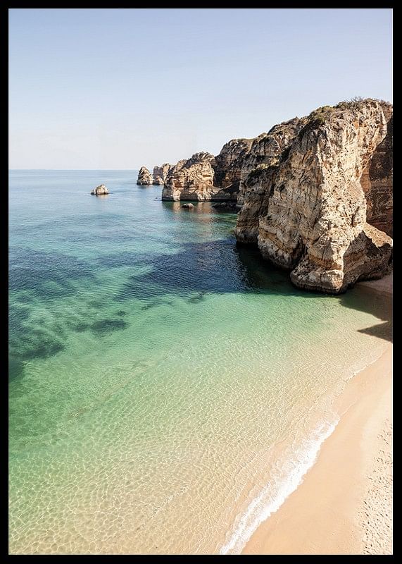 Plakát egy elhagyatott strand és egy kristálytiszta tenger képével egy szikla mellett-12