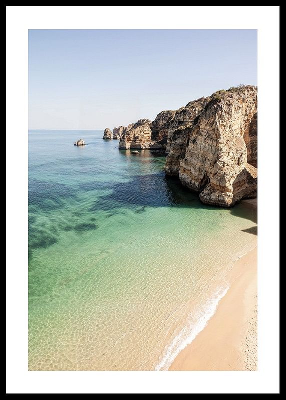 Plakát egy elhagyatott strand és egy kristálytiszta tenger képével egy szikla mellett-12