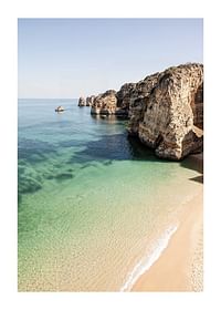 Plakát egy elhagyatott strand és egy kristálytiszta tenger képével egy szikla mellett-1