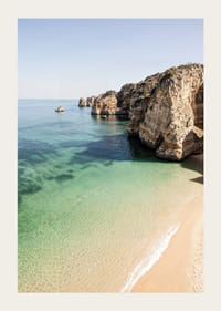 Plagát s obrazom opustenej pláže a krištáľovo čistého mora pri útese-3