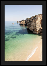 Plagát s obrazom opustenej pláže a krištáľovo čistého mora pri útese-4