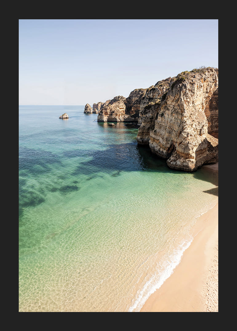 Plagát s obrazom opustenej pláže a krištáľovo čistého mora pri útese-12