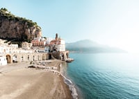 Poster med ett fotografi på en italiensk by på Amalfikusten-7
