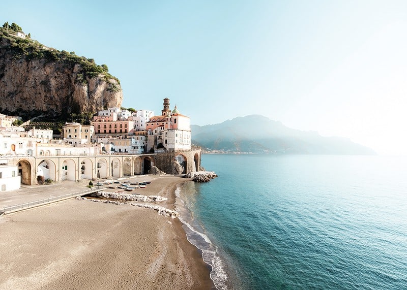 Poster med ett fotografi på en italiensk by på Amalfikusten-12