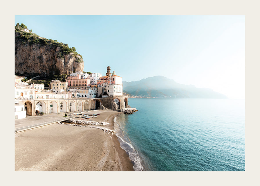 Poster med ett fotografi på en italiensk by på Amalfikusten-12