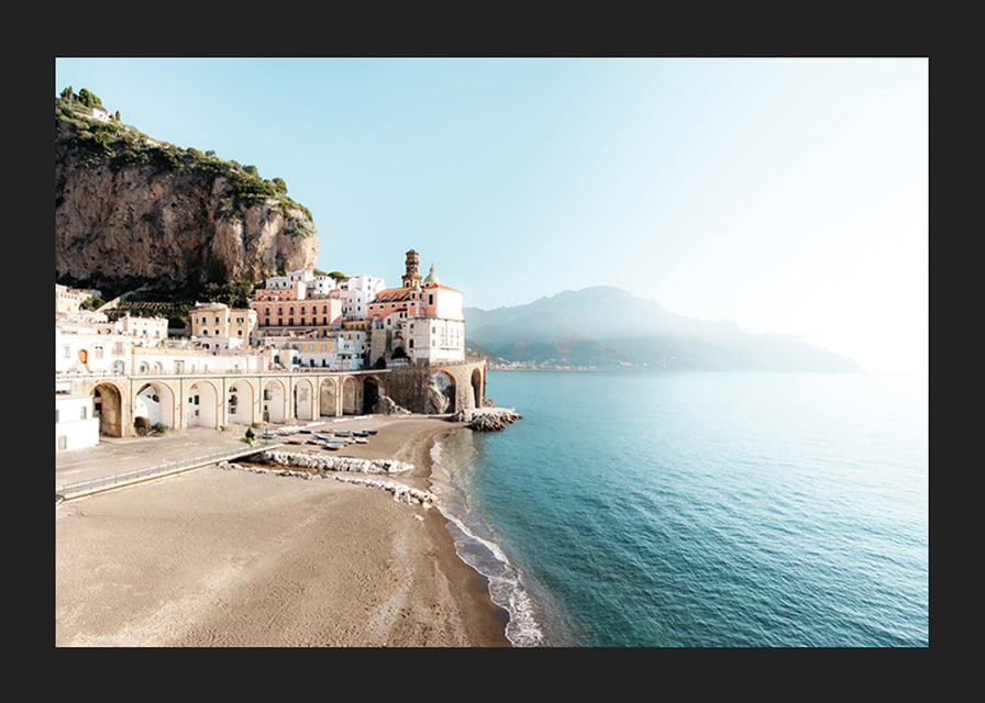 Poster med ett fotografi på en italiensk by på Amalfikusten-12