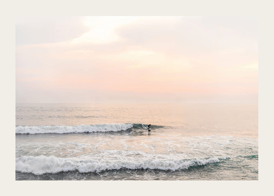 Poster med ett fotografi på en ensam surfare på havet bland vågorna-12