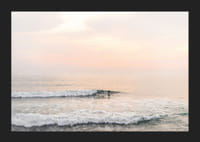 Poster med ett fotografi på en ensam surfare på havet bland vågorna-5