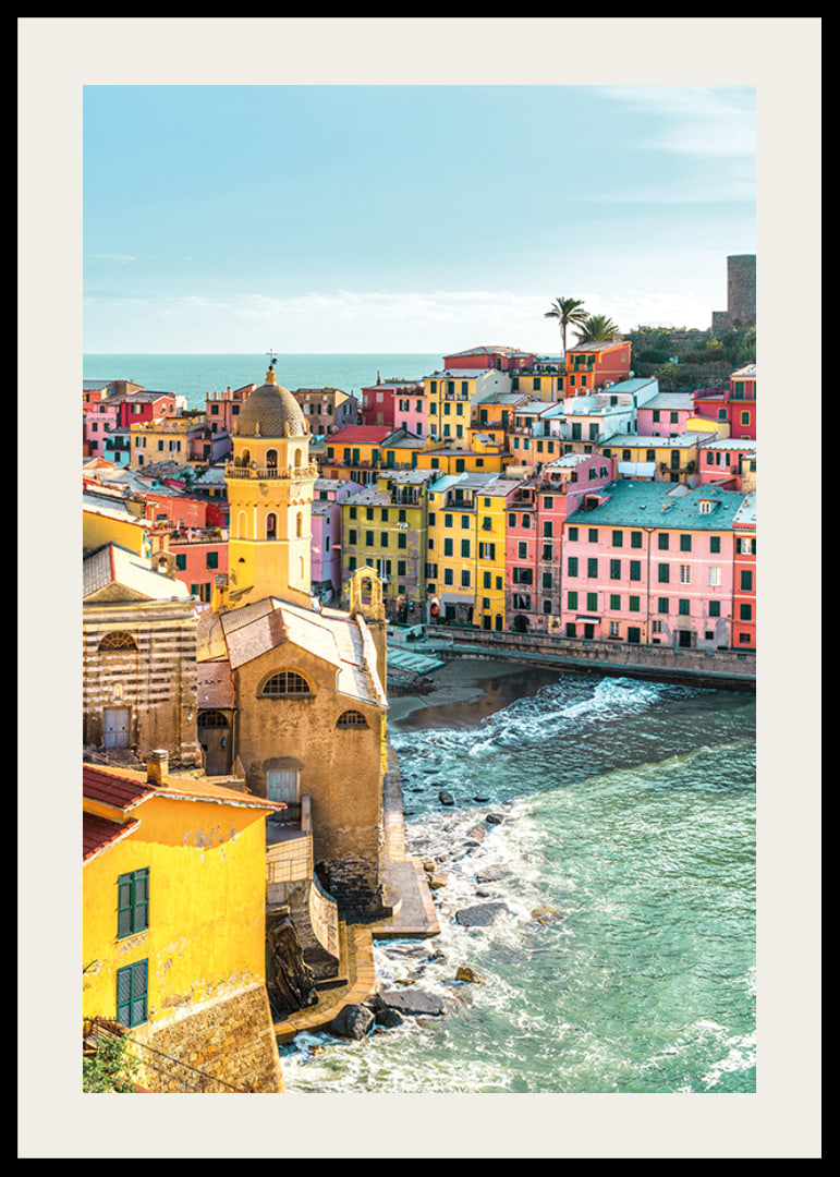 Poster med ett färgstarkt fotografi på Vernazza vid kusten-12