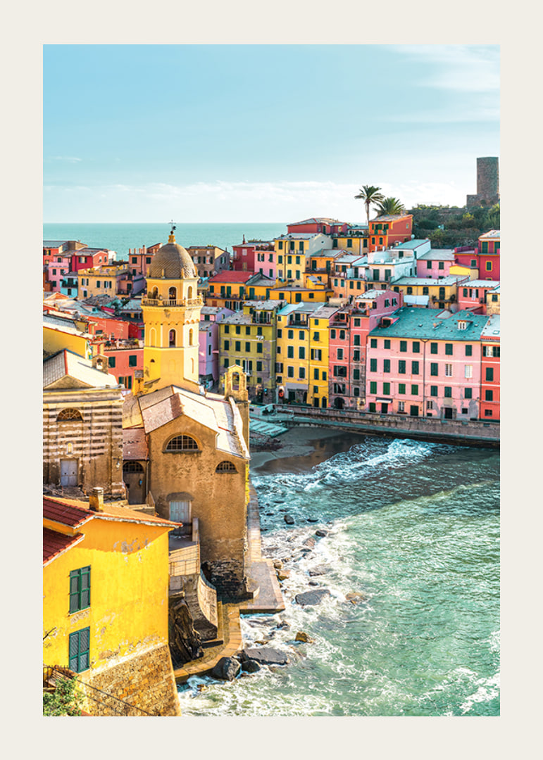 Poster med ett färgstarkt fotografi på Vernazza vid kusten-12