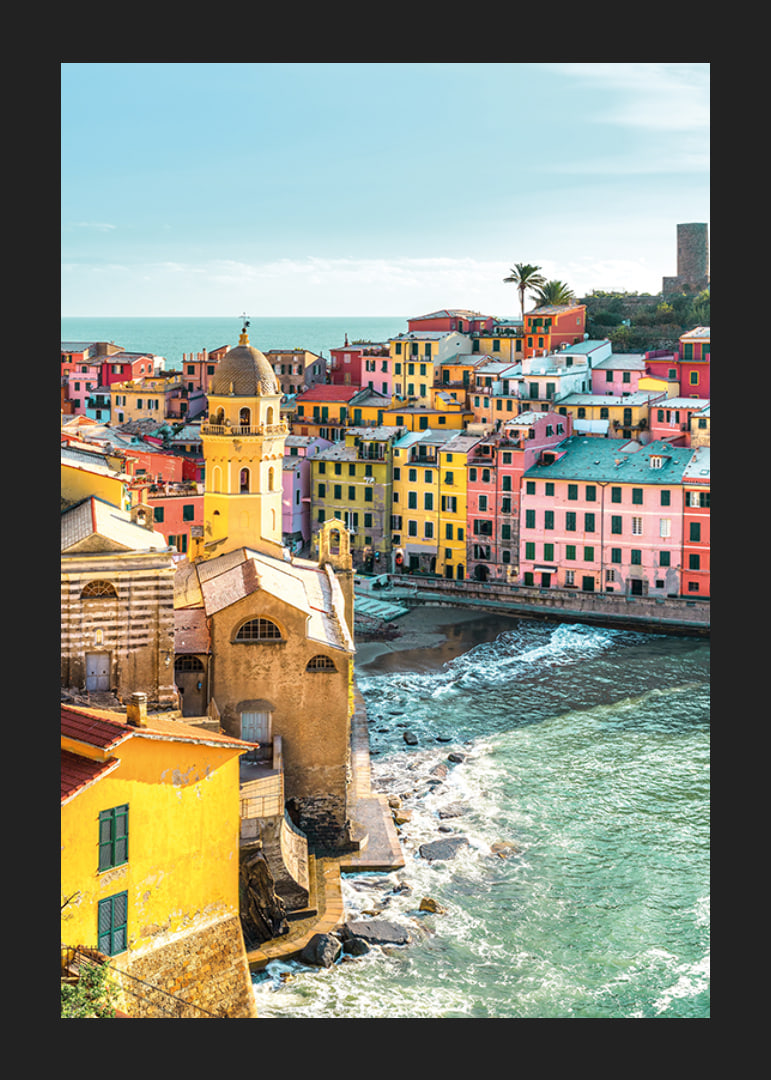 Poster med ett färgstarkt fotografi på Vernazza vid kusten-12