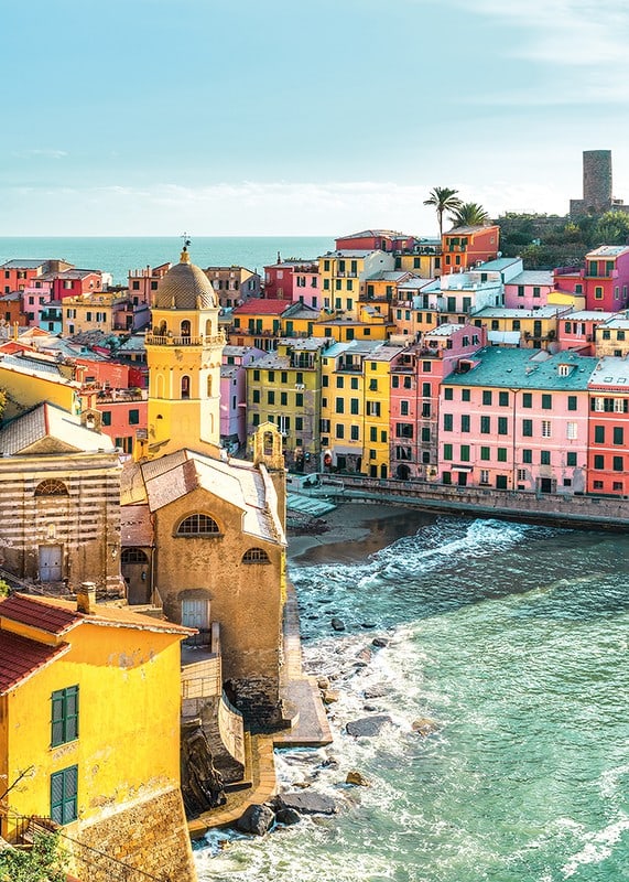 Poster med ett färgstarkt fotografi på Vernazza vid kusten-12