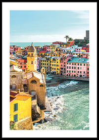 Poster med ett färgstarkt fotografi på Vernazza vid kusten-0