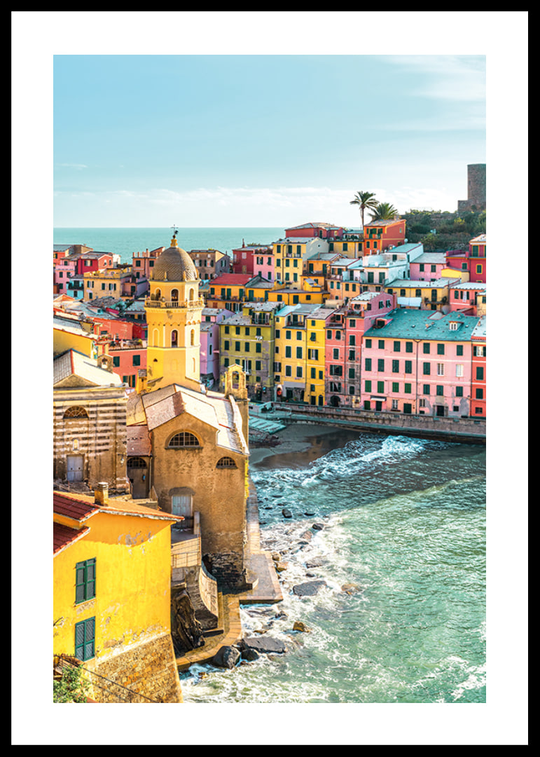 Poster med ett färgstarkt fotografi på Vernazza vid kusten-12