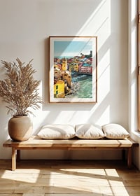 Poster med ett färgstarkt fotografi på Vernazza vid kusten-8