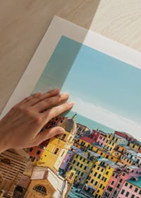 Poster med ett färgstarkt fotografi på Vernazza vid kusten-9