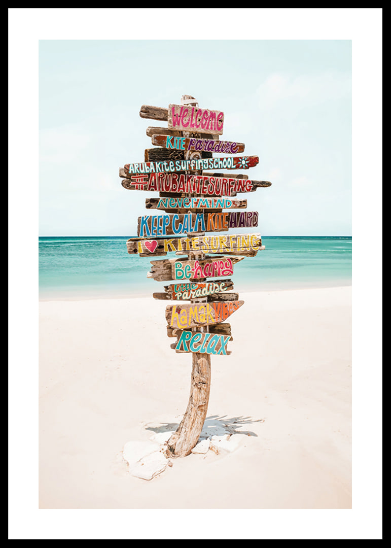 Poster med en skylt på en strand för surfare-12