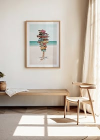 Poster med en skylt på en strand för surfare-8