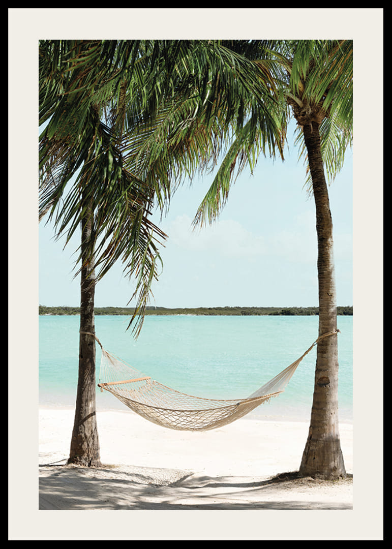 Plakat med et fotografi av en hengekøye mellom to palmer på en vakker strand-12