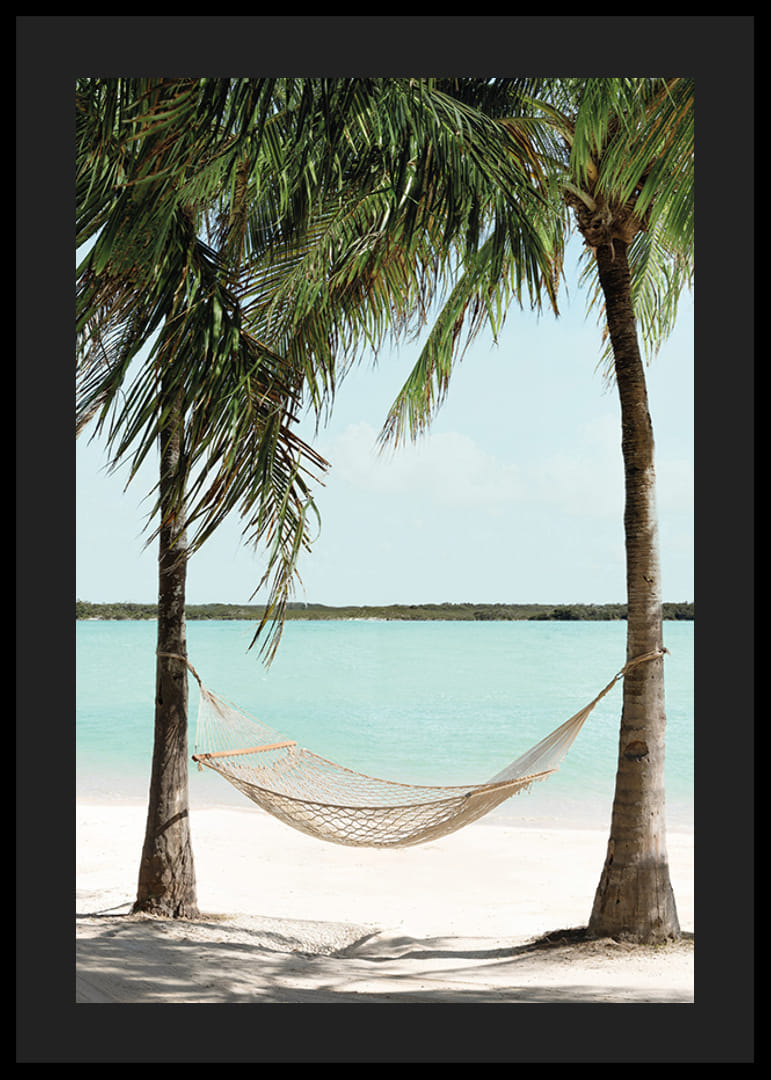 Plakat med et fotografi av en hengekøye mellom to palmer på en vakker strand-12