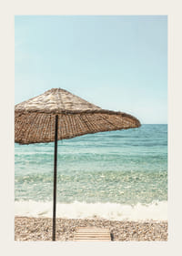 Affiche avec une photographie d'un magnifique parasol au bord d'une plage-3