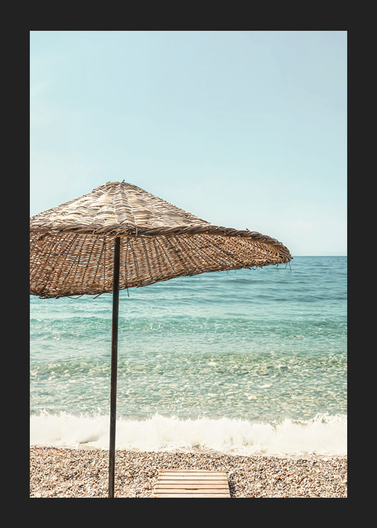 Affiche avec une photographie d'un magnifique parasol au bord d'une plage-12