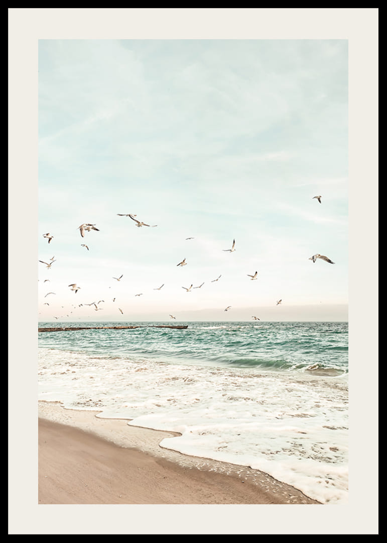 Poster met een foto van meeuwen die over een strand vliegen-12