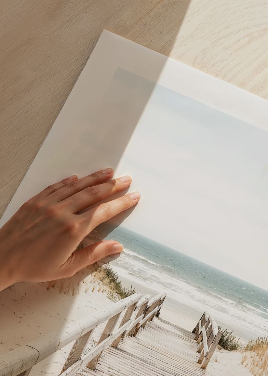 Poster cu o fotografie pe o scândură de lemn printre dune de nisip cu marea în fundal-12
