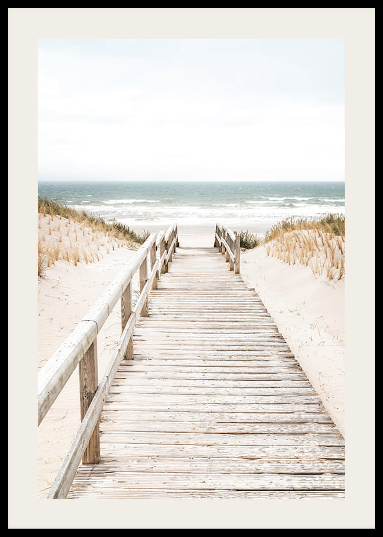 Poster med ett fotografi på en träspång bland sansdyner med havet i bakgrunden-12