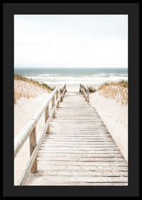 Poster med ett fotografi på en träspång bland sansdyner med havet i bakgrunden-4