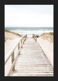 Poster med ett fotografi på en träspång bland sansdyner med havet i bakgrunden-5