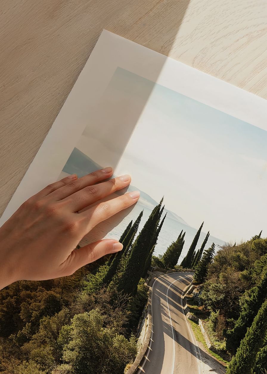 Poster cu o fotografie a unui drum întortocheat pe o coastă-12