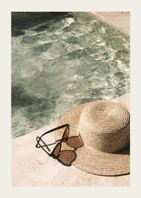 Affiche avec une photographie aux airs d'été sur un chapeau au bord d'une piscine-3