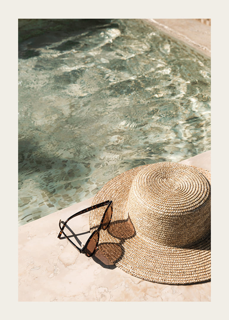 Affiche avec une photographie aux airs d'été sur un chapeau au bord d'une piscine-12
