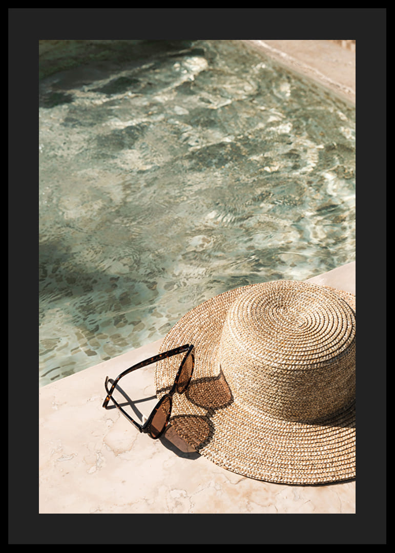 Affiche avec une photographie aux airs d'été sur un chapeau au bord d'une piscine-12