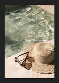 Affiche avec une photographie aux airs d'été sur un chapeau au bord d'une piscine-5