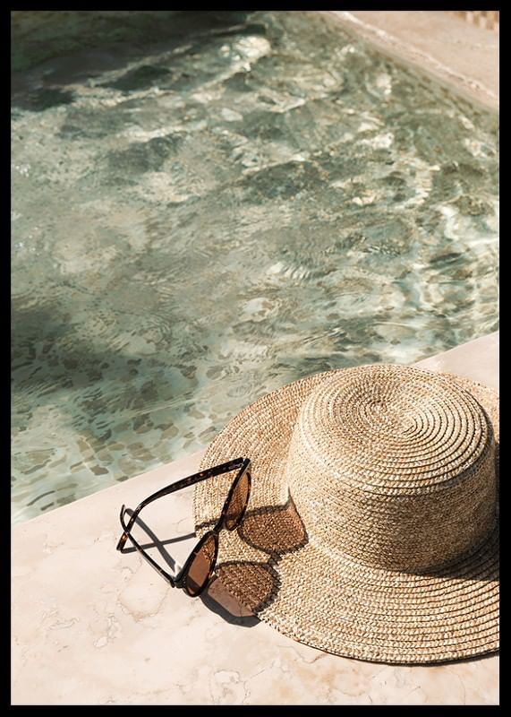 Poster cu o fotografie cu o senzație de vară pe o pălărie lângă piscină-12