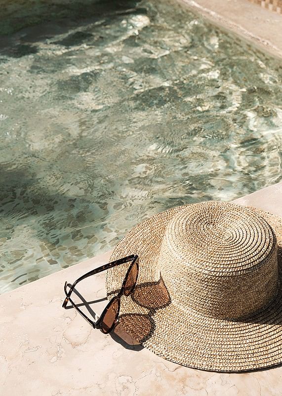 Poster cu o fotografie cu o senzație de vară pe o pălărie lângă piscină-12