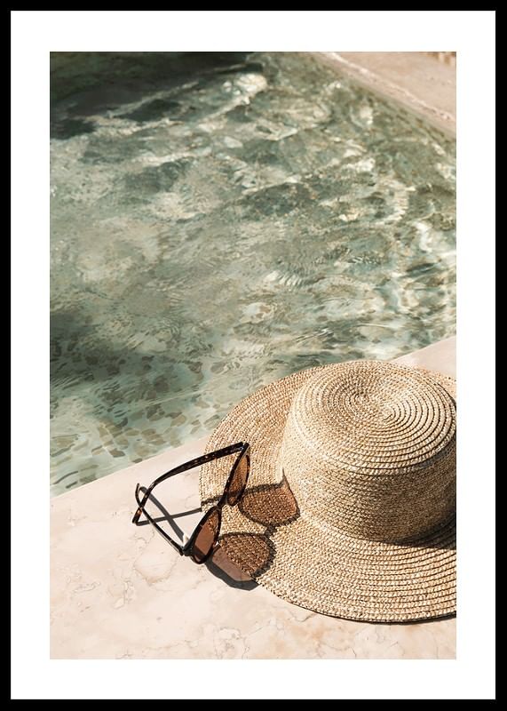 Poster cu o fotografie cu o senzație de vară pe o pălărie lângă piscină-12