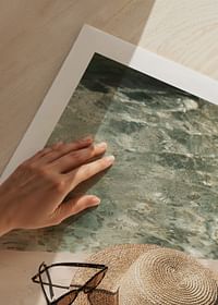 Poster cu o fotografie cu o senzație de vară pe o pălărie lângă piscină-5