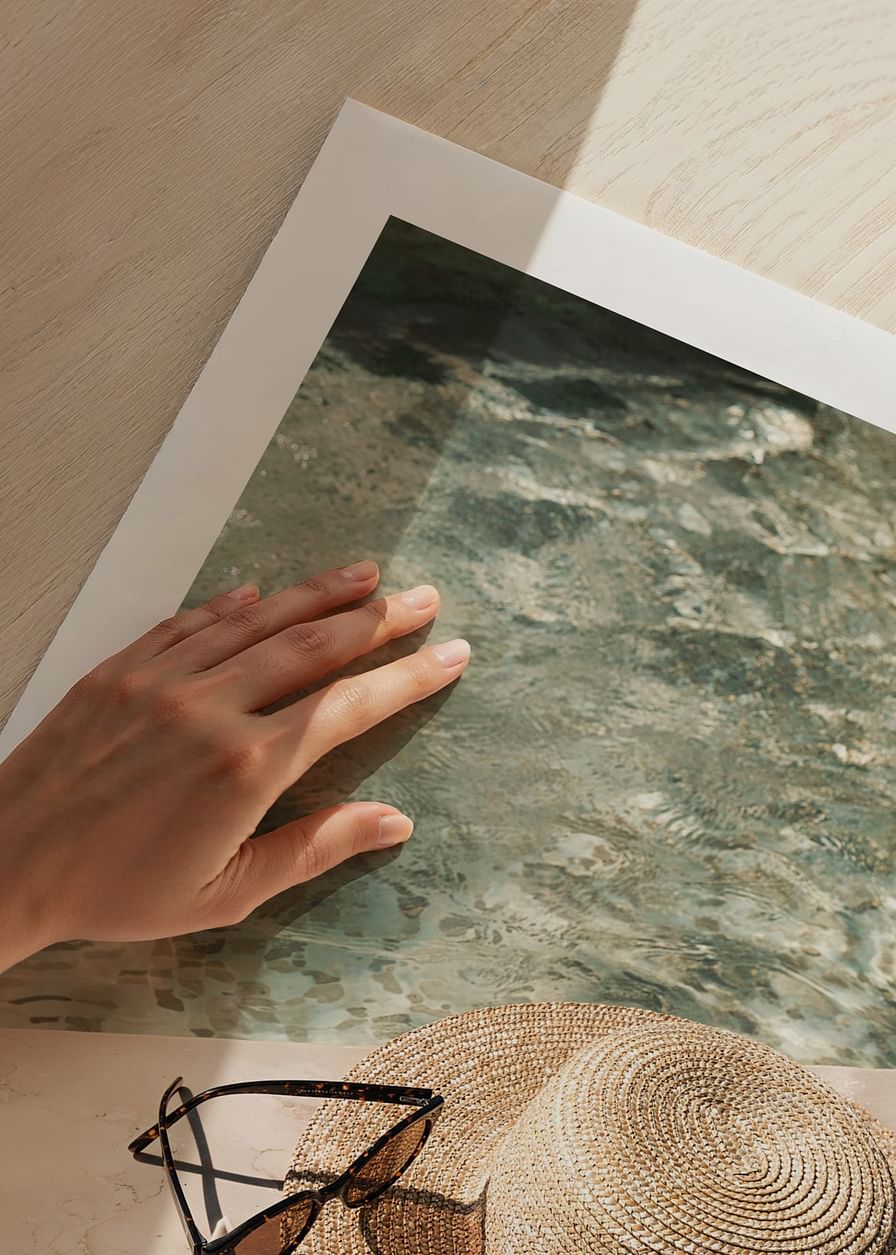 Poster cu o fotografie cu o senzație de vară pe o pălărie lângă piscină-12