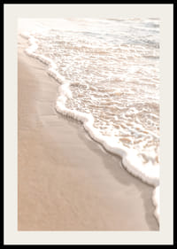 Juliste valokuvalla, joka vangitsee meren pehmeät aallot, jotka vierivät kultaisen hiekan yli.-2