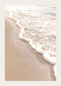 Juliste valokuvalla, joka vangitsee meren pehmeät aallot, jotka vierivät kultaisen hiekan yli.-3