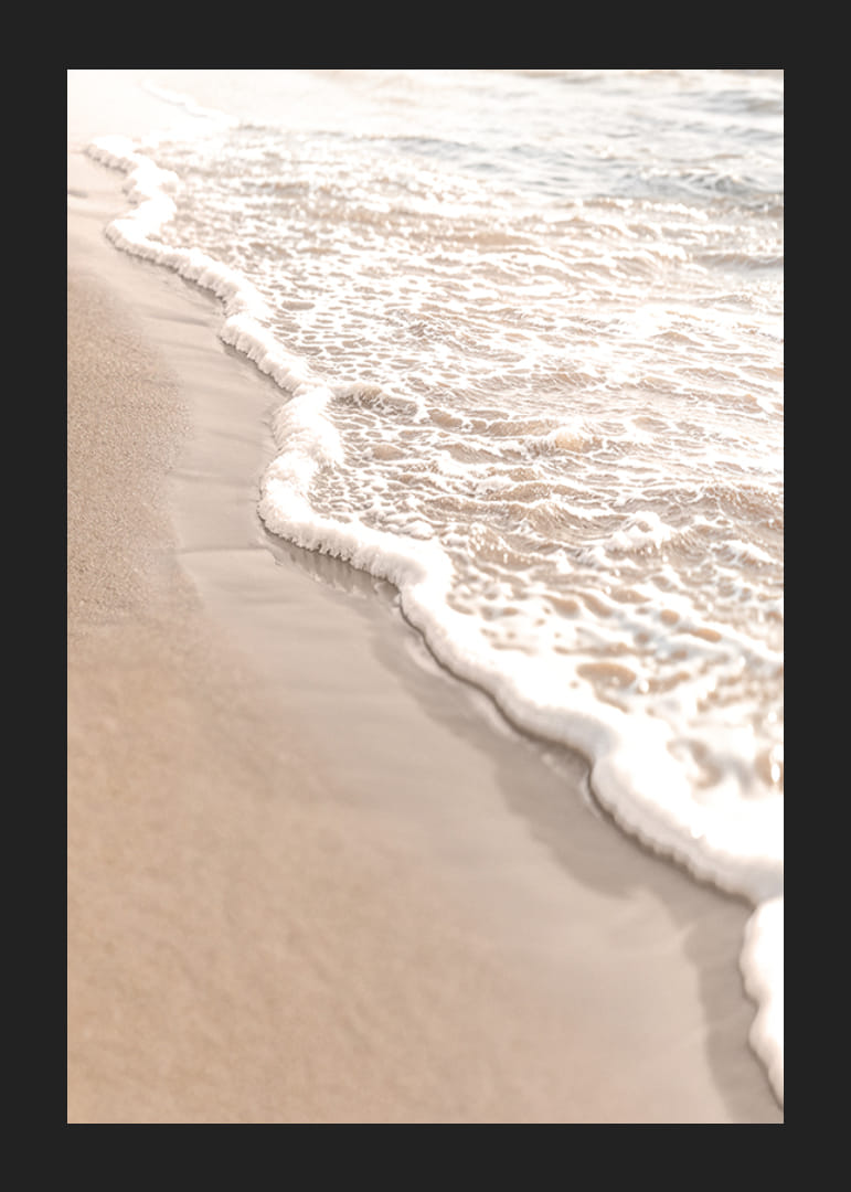 Juliste valokuvalla, joka vangitsee meren pehmeät aallot, jotka vierivät kultaisen hiekan yli.-12