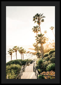 Plakat ze zdjęciem palm i morza skąpanego w złotym świetle.-4