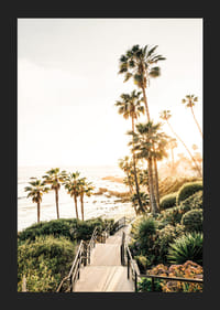 Plakat ze zdjęciem palm i morza skąpanego w złotym świetle.-5