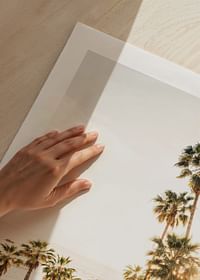 Poster cu o fotografie cu palmieri și mare scăldată într-o lumină aurie.-5