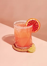 Poster med ett foto på en sofistikerad Paloma Cocktail-7
